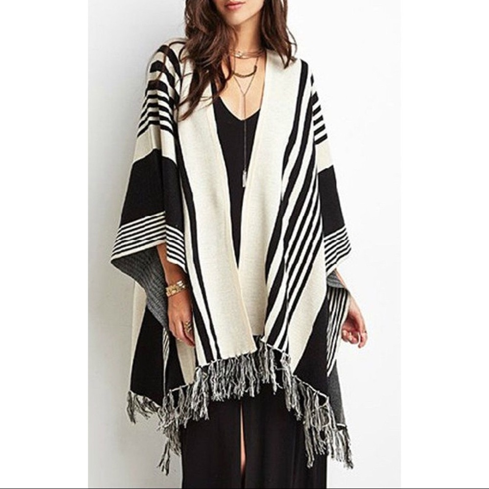 NWOT Gorgeous Forever 21 Black and Cream Fringed Poncho